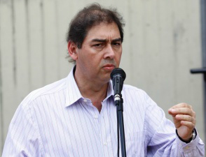 Prefeito Alcides Bernal se recusou a receber documento, entrou no carro e saiu rapidament