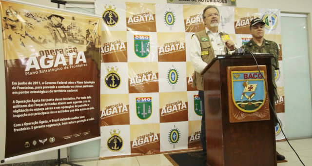 Ministro da Defesa Raul Jungmann concedeu entrevista coletiva na Base Aérea de Campo Grande (Foto: Marco Miatelo)