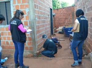 Em Dourados, rapaz de 20 anos tentou correr para escapar de assassinos, mas não alçando e executado a tiros. (Foto: Sidnei Bronk/94FM Dourados)