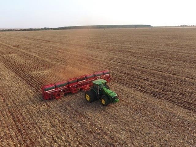 Máquina trabalha na preparação da terra para o plantio (Foto: Aprosoja)
