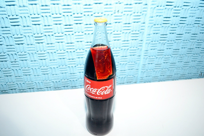 Radialista foi pego de surpresa ao se deparar com objeto no refrigerante.Foto: Coxim Agora 