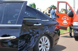 Sonata foi atingido na lateral por um Palio enquanto fazia conversão. (Foto:Alcides Neto)