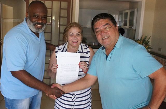 Vereador Renée, Toninha e Romeu Campos da Rádio Caçula com a cópia da denúncia protocolada no Ministério Público Estadual