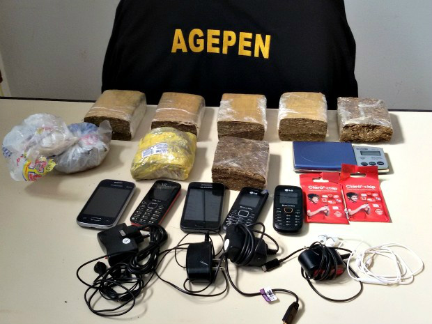 Objetos apreendidos estavam em boca de lobo da rede pluvial de esgoto. (Foto: Divulgação/ Agepen)