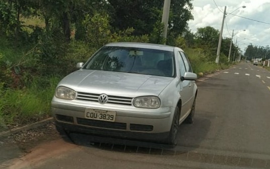 Veículo utilizado pelos criminosos para o sequestro de um homem em Três Lagoas. Foto: Rádio Caçula.