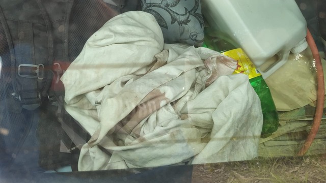 Pano com sangue da vítima sequestrada. Foto: Rádio Caçula.