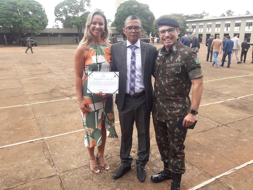 O maestro passa agora - através de seu diploma -  a se r** Amigo da 4a Brigada de Cavalaria Mecanizada**. Foto: Arquivo pessoal.