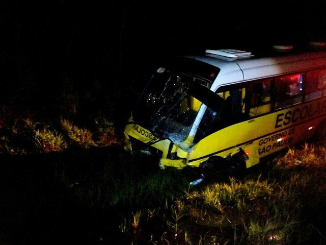 Micro-ônibus da prefeitura de Santópolis do Aguapeí após o acidente ( Divulgação: PRv )