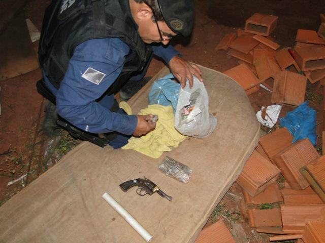 ROTAI fazendo o trabalho de apreensão de entorpecentes e objetos.Foto:Rádio Caçula