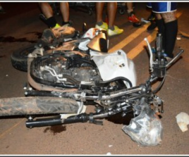 Moto conduzida por universitário ficou destruída - Foto: Alisson Silva/Edição MS