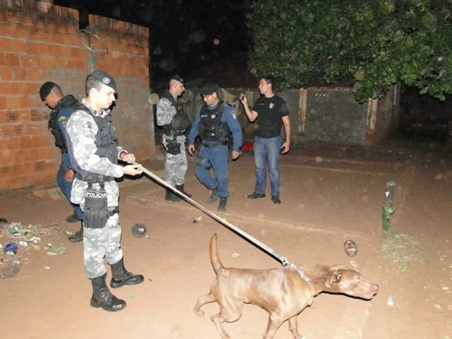 Foi usado cão farejador para encontrar as drogas no local.Foto: Rádio Caçula