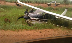 O piloto foi obrigado a realizar uma aterrissagem de emergência, por que 