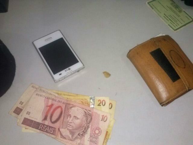 Celular, dinheiro e a droga foram apreendidos pela polícia 
