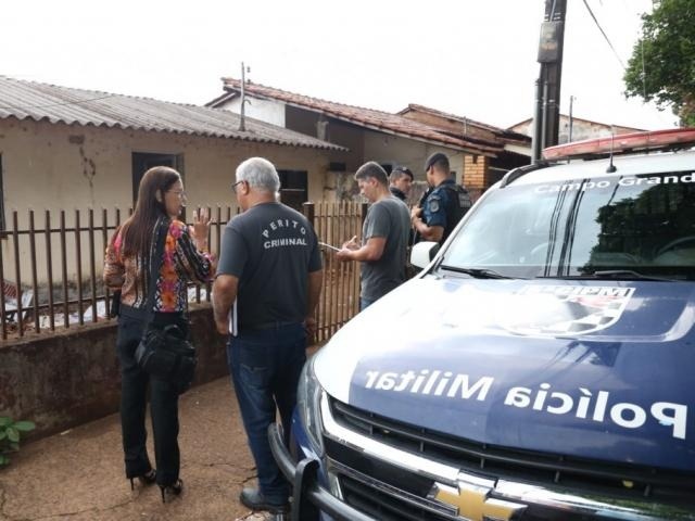 Policiais e peritos em frente de casa onde morador foi encontrado morto (Foto: Paulo Francis/Arquivo)