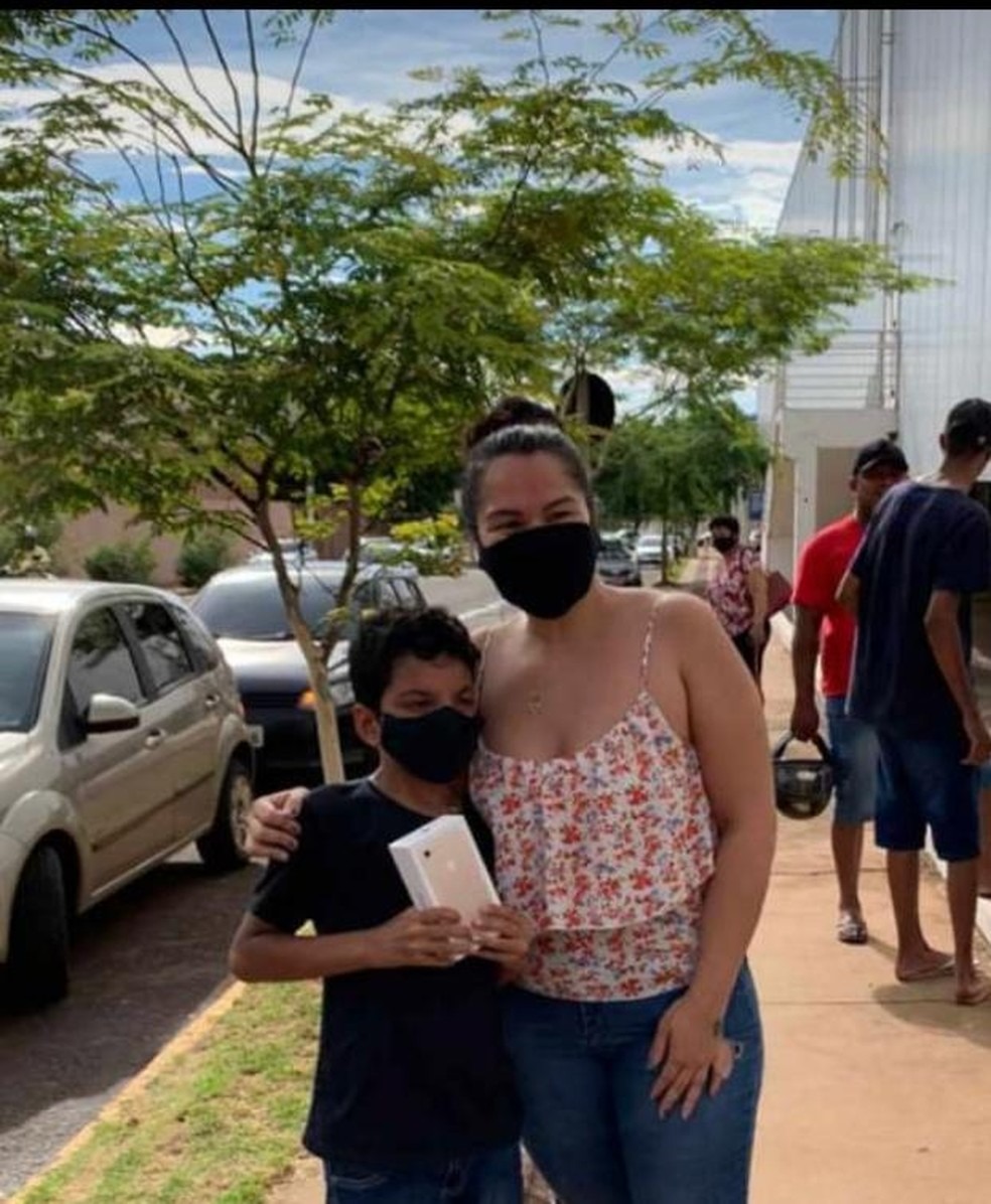Empresária no momento em que doou celular para menino em MS — Foto: G1 MSEmpresária no momento em que doou celular para menino em MS — Foto: G1 MS