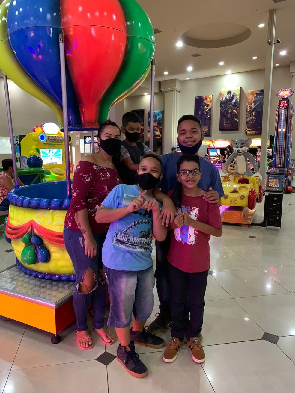 Empresária levou menino, irmão e primos para passeio no shopping nesta quarta-feira (6) — Foto: G1 MS