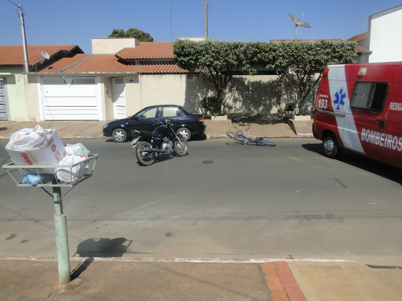 Tanto o motoqueiro quanto a ciclista foram encaminhados ao Pronto Atendimento Básico (PAB) para a realização dos procedimentos médicos.Foto: Rádio Caçula 