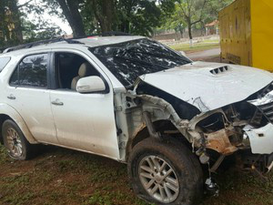Ocupantes de caminhonete trocaram tiros com a polícia paraguaia (Foto: Edmar Melo/ TV Morena)
