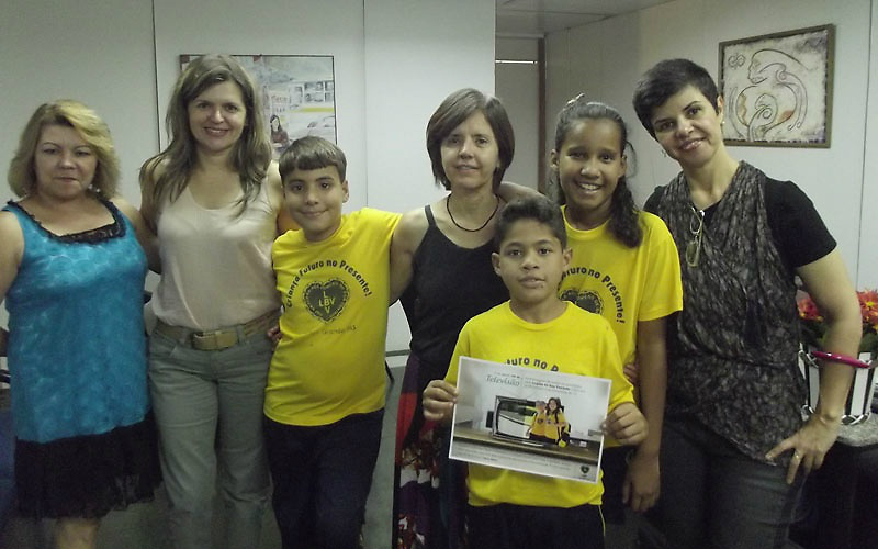 A diretora-presidente da TV Brasil Pantanal, Mariângela Yule, recebeu um cartão confeccionado pelas crianças em nome de todos os funcionários.Foto: Assessoria 