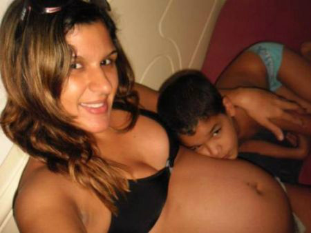 Alex beija a barriga da mãe, Digna, que foi ameaçada por Conselho Tutelar por não matricular menino na escola