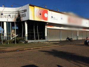 Loja de pneus amanheceu queimada, na fronteira com o Paraguai (Foto: Martim Andrada/ TV Morena