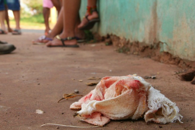 Sangue no chão de bar desativado, onde três foram baleados (Foto: Marcos Ermínio)