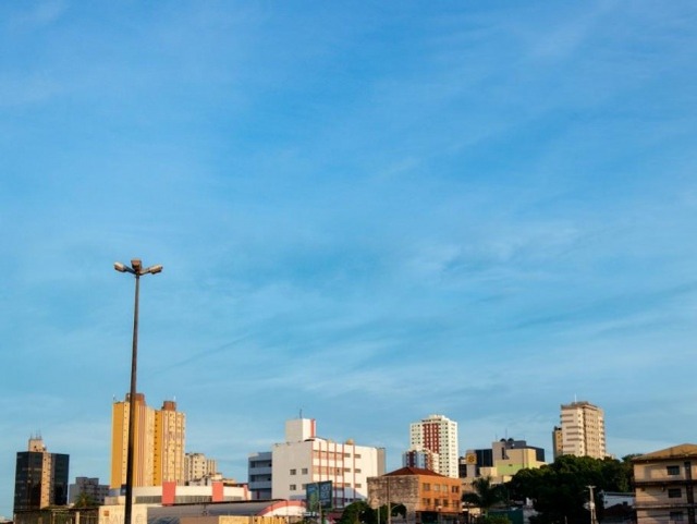 Céu aberto na região central na manhã desta terça-feira em Campo Grande (Foto: Henrique Kawaminami)