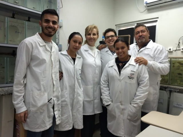 Alunos da UFGD e professores participam da pesquisa do detergente. (Divulgação)