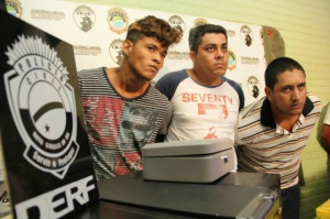 Quadrilha presa pela Derf após roubo em distribuidora da Capital. (Foto: Marcos Ermínio)