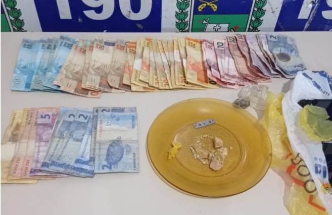 Porções de crack e dinheiro apreendido (divulgação, PM)
