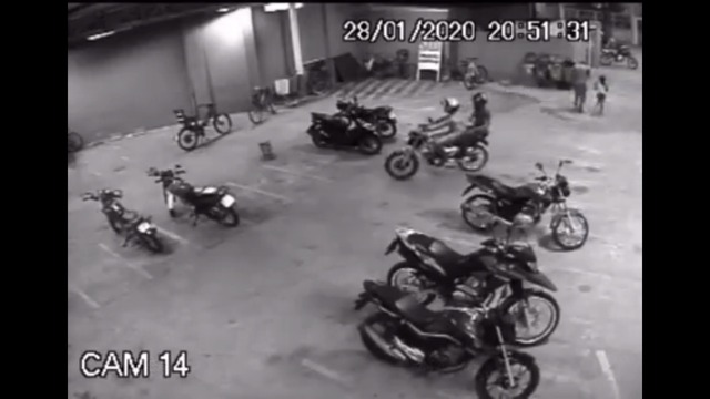 Imagens obtidas da câmera de segurança do supermercado. Foto: Rádio Caçula.