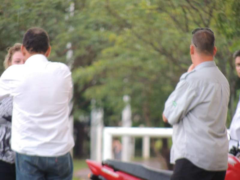 Vereador Jorge Martinho (de costas)conversando com a Chefe de Gabinete da Prefeita Márcia Moura