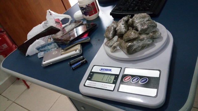 Drogas e objetos apreendidos pela PM no bairro Novo Oeste. Foto: 2º BPM