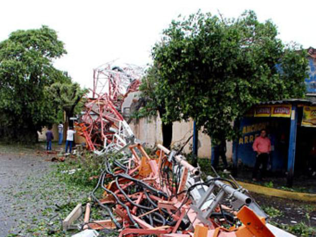 Foto de arquivo do vendaval de 2010 que derubou uma torre de transmissão de uma empresa de telefonia celular no centro da cidade.