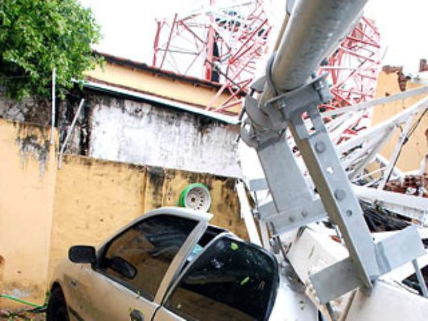 A mesma torre em 2010 destruiu casa e carros