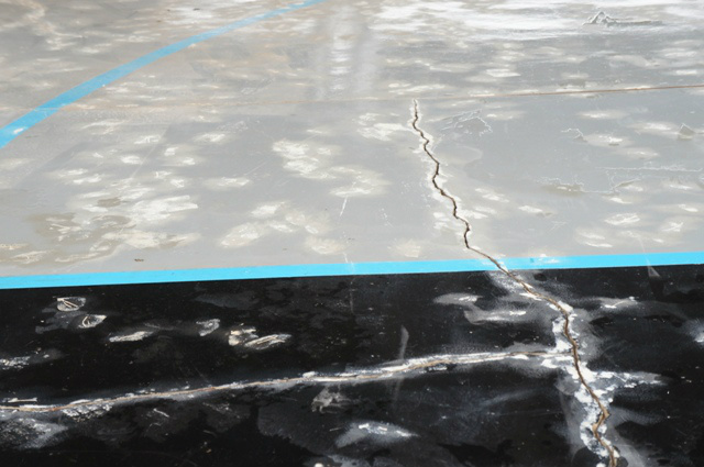 Foto tirada pela equipe da Rádio Caçula antes do ato de inauguração do Centro Poli Esportivo que apresentou várias rachaduras no piso 