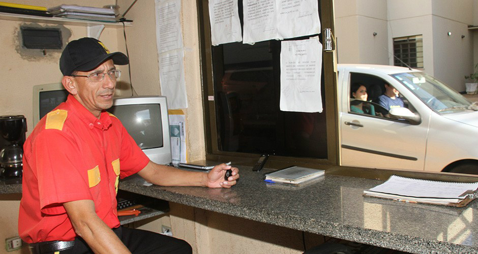 Valdemir Cassemiro, do PSTU, o porteiro, já disputou outras eleições e afirma não querer financiamento da burguesia (Foto: Victor Chileno)