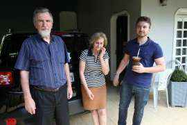 Delci Zavascki, com o marido Alvor Salvadori e o filho Felipe, mora na cidade natal da família, Faxinal dos Guedes (SC)
