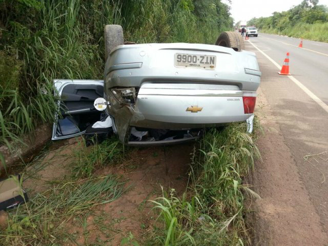 Foto: PC de Souza / Edição de NotíciasVeículo saiu da pista e capotou após bater em peça de carreta