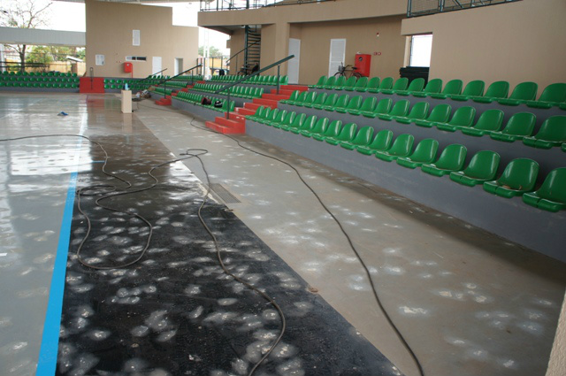 Outra parte da quadra com o piso totalmente trincado