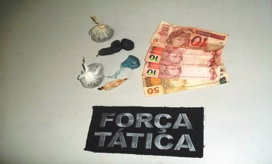 O adolescente de 17 anos foi apreendido com R$ 70 em notas miúdas e duas trouxinhas de maconha. Foto: Assessoria