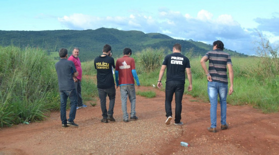 Entregador (de vermelho) foi preso após confessar crime (Foto: Divulgação/Portal Meganésia)