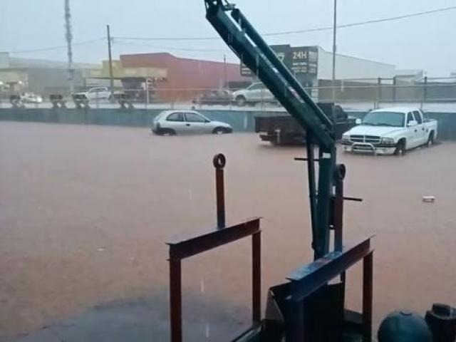 Água encobriu os pneus dos veículos em avenida. (Foto: Direto das Ruas)
