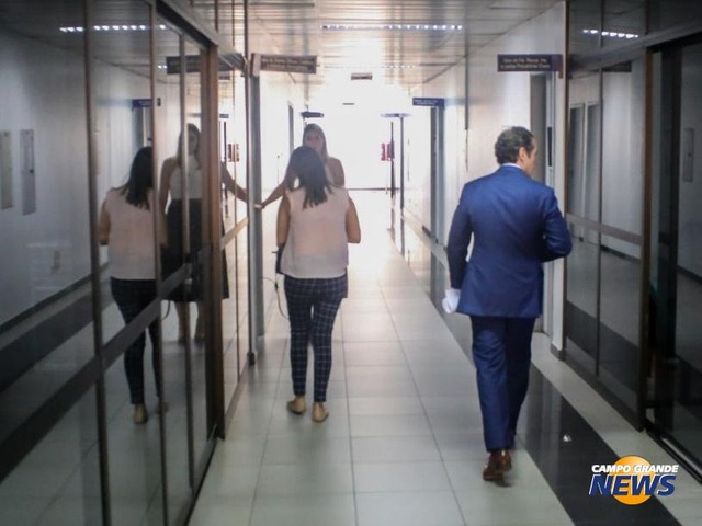 Advogado Valeriano Fontoura, à direita, acompanha testemunha durante audiência no Fórum. (Foto: Paulo Francis).