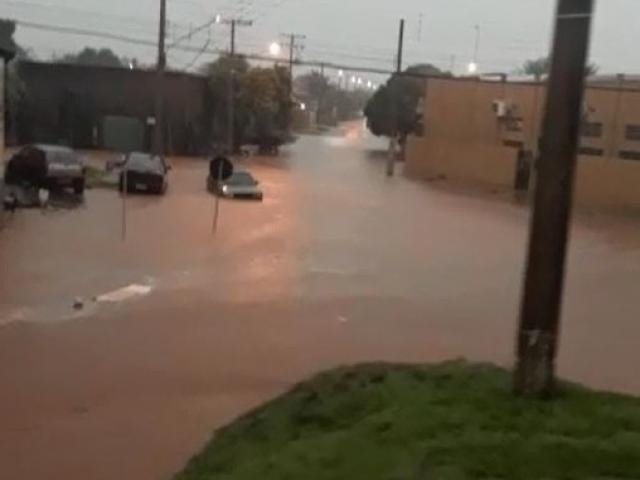 Cruzamento virou rio durante o temporal desta terça-feira. (Foto: Direto das Ruas)