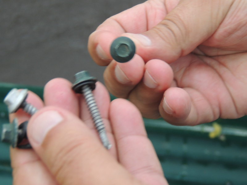 Parafusos não possuem marcas que foram colocados  no teto sob pressão