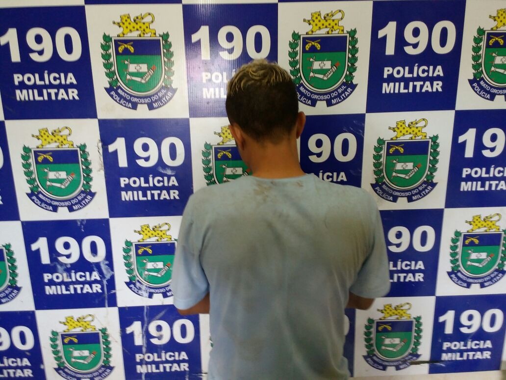 Jovem preso, ele presta depoimento na delegacia