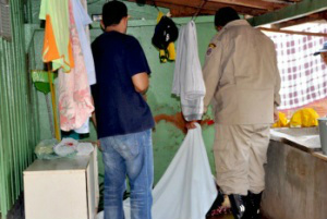 Corpo da vítima foi encontrado ao lado do tanque de lavar roupa. Foto: Ribero Júnior