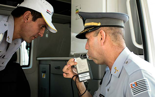 Policiais testam aparelho antes da Operação Lei Seca