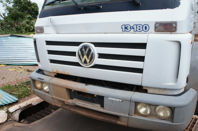 Caminhão da Prefeitura Municipal na Av. Aldair Rosa de Oliveira sem placa dianteira